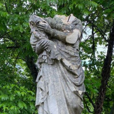 Une statue de la Vierge Marie décapitée dans un village près de Lyon : une offense au cœur de la foi des Chrétiens