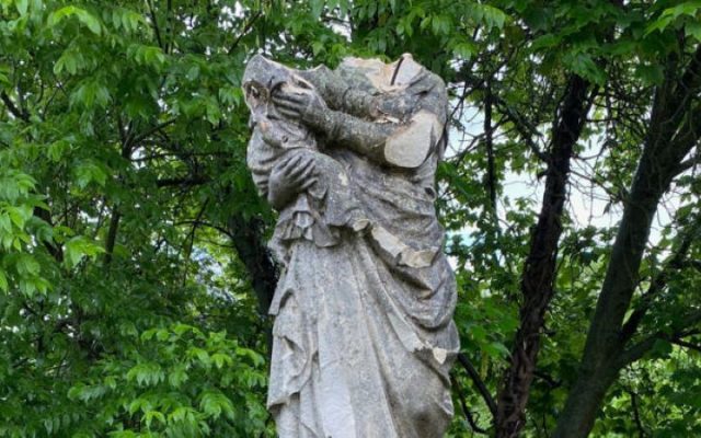 Une statue de la Vierge Marie décapitée dans un village près de Lyon : une offense au cœur de la foi des Chrétiens
