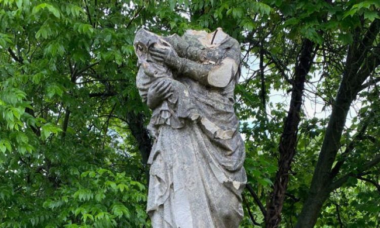 Une statue de la Vierge Marie décapitée dans un village près de Lyon : une offense au cœur de la foi des Chrétiens
