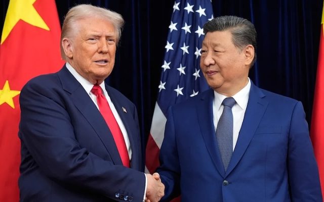 Donald Trump entame sa visite en Chine, où il est accueilli par un Xi Jinping en position de force