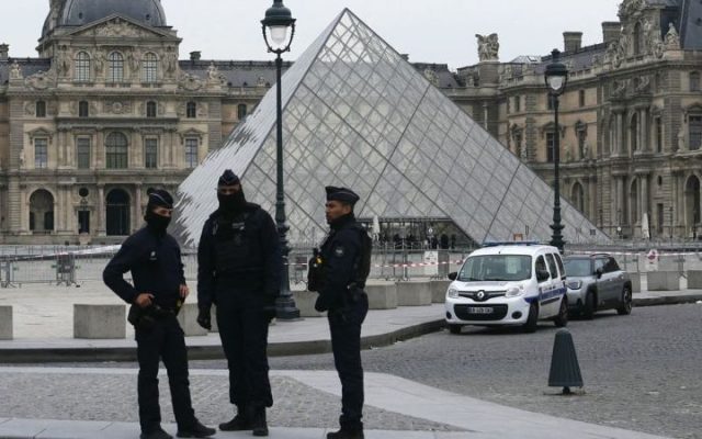 Un Tunisien mis en examen et écroué pour un projet d’attentats djihadistes visant le Louvre et une synagogue