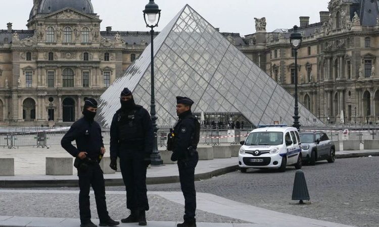 Un Tunisien mis en examen et écroué pour un projet d’attentats djihadistes visant le Louvre et une synagogue