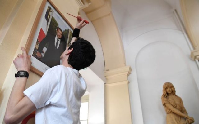 Le portrait du Président décroché : quand La France Insoumise ne respecte pas la tradition républicaine