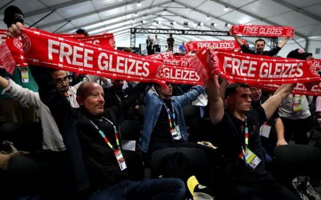Christophe Gleizes : les journalistes brandissent une écharpe  en soutien à leur collègue incarcéré en Algérie