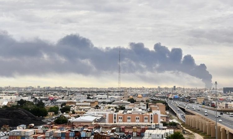 Guerre au Moyen-Orient : les États-Unis et l’Iran reprennent leur escalade militaire ; l’aéroport du Koweït attaqué par des drones iraniens