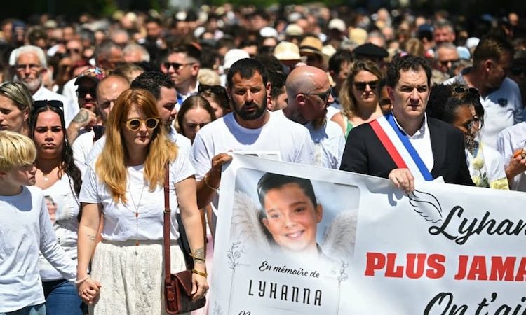 «Plus jamais ça !» : des milliers de personnes rendent hommage à Lyhanna lors d’une marche blanche à Fleurance