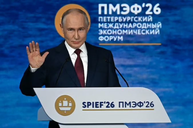 Au « Davos russe », Poutine minimise les difficultés économiques de son pays sanctionné par les Occidentaux