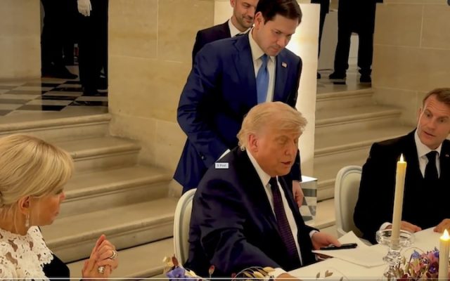 «Je l’ai signé à Versailles» : Donald Trump et l&rsquo;Iran ont signé l&rsquo;accord visant à mettre fin à la guerre au Moyen-Orient