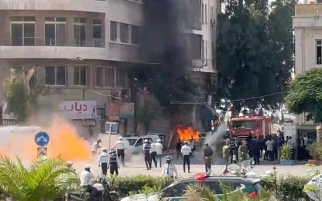 Deux explosions secouent Damas pendant la visite d’Emmanuel Macron ; des groupes armés islamistes se disputent toujours le territoire syrien