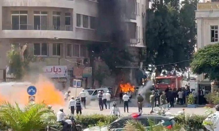 Deux explosions secouent Damas pendant la visite d’Emmanuel Macron ; des groupes armés islamistes se disputent toujours le territoire syrien