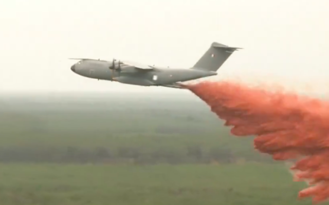 Incendie en Gironde : les flammes s’approchent de Bordeaux ; un avion militaire réalise son premier largage