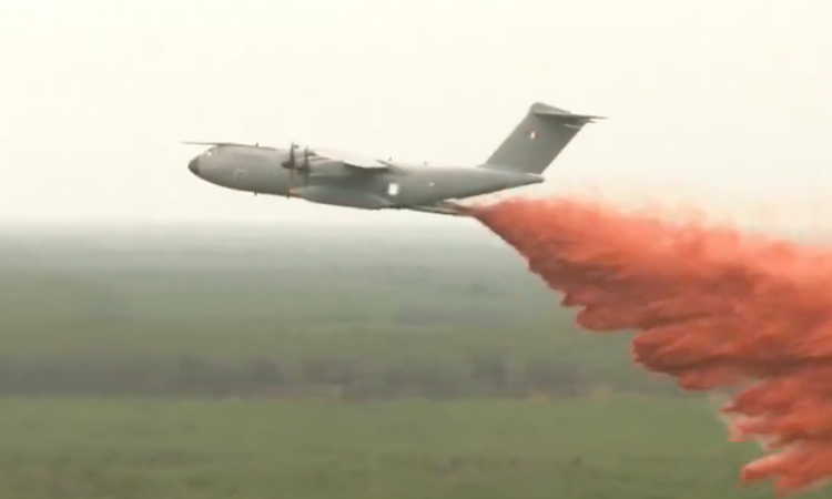 Incendie en Gironde : les flammes s’approchent de Bordeaux ; un avion militaire réalise son premier largage