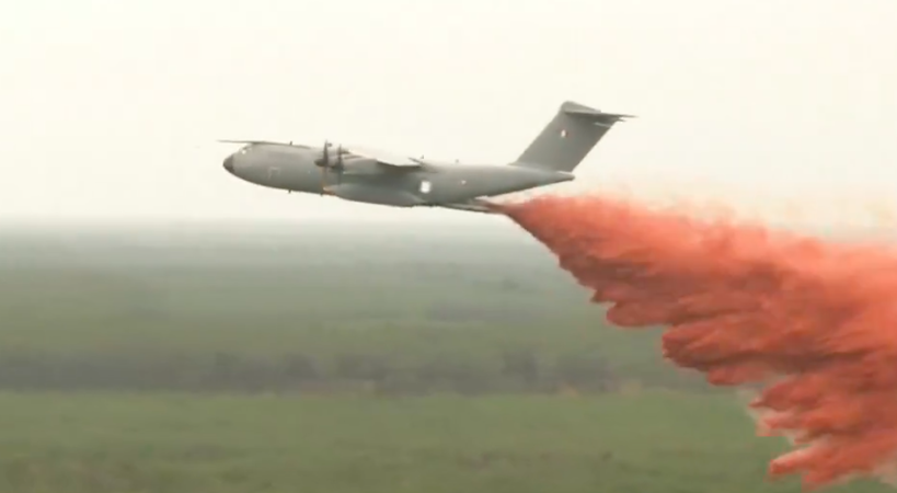 Incendie en Gironde : les flammes s’approchent de Bordeaux ; un avion militaire réalise son premier largage