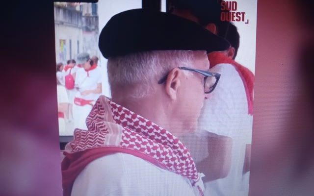 Que fait le keffieh palestinien aux fêtes de Bayonne ?!