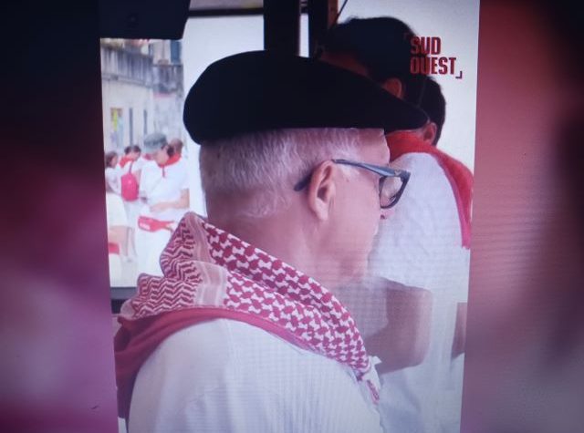 Que fait le keffieh palestinien aux fêtes de Bayonne ?!