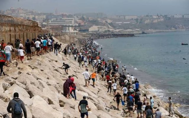 L&rsquo;Espagne estime que 50 000 migrants sont entrés à Ceuta au cours des dernières 24 heures