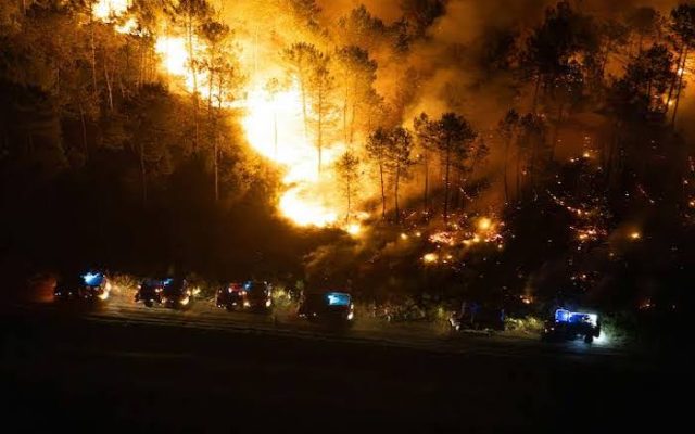 Incendie en Gironde : vents et fortes températures menacent de raviver le mégafeu ; les pompiers luttent contre une reprise de feu importante à Lanton