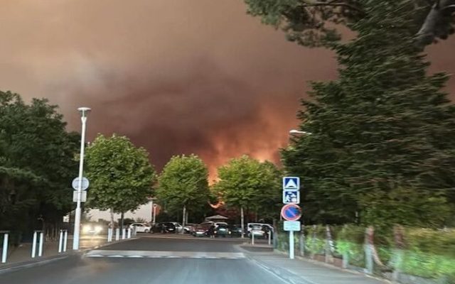 Incendie en Gironde : un feu « XXL, imprévisible » selon la préfète ;  plusieurs feux ravagent des zones de végétation dans le sud de la France