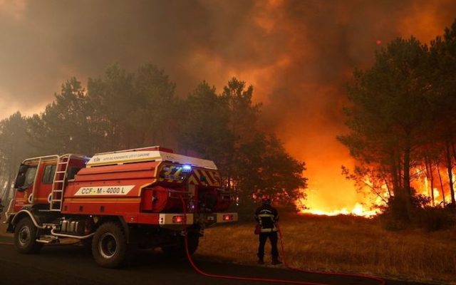 Incendie en Gironde : le feu a parcouru plus de 3 400 hectares au Cap-Ferret, près de 21 000 vacanciers évacués, 700 pompiers sur place