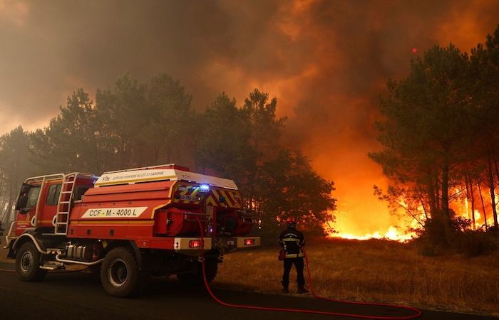 Incendie en Gironde : le feu a parcouru plus de 3 400 hectares au Cap-Ferret, près de 21 000 vacanciers évacués, 700 pompiers sur place