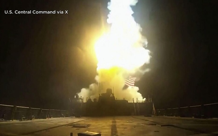 Guerre au Moyen-Orient : l’armée américaine annonce avoir lancé de nouvelles frappes contre l’Iran, Téhéran réplique en affirmant que le détroit d’Ormuz reste fermé