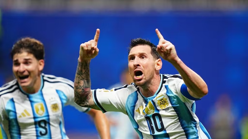 Coupe du monde 2026 : les Argentins se qualifient in extremis pour les quarts de finale du Mondial au terme d’un match dingo