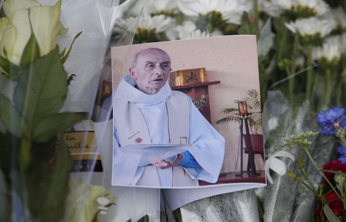Islamisme : dix ans après, la France rend hommage au père Hamel tué dans un attentat à Saint-Etienne-du-Rouvray