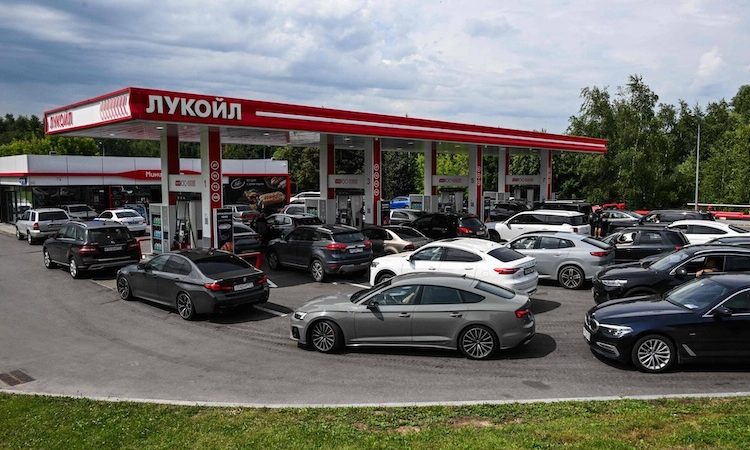 Guerre en Ukraine : des drones ukrainiens frappent des raffineries en Russie, les files d’attente se multiplient dans les stations-service
