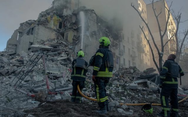 «La pire attaque depuis le début de la guerre en Ukraine» : au moins 18 morts et 100 blessés à Kiev