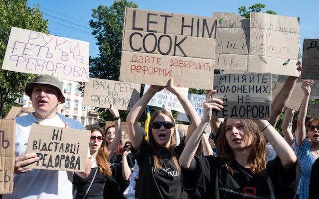 Guerre en Ukraine : des centaines de drones ukrainiens ont frappé la Russie ; nouvel appel à manifester à Kiev pour soutenir l’ex-ministre de la Défense Mykhaïlo Fedorov