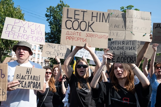 Guerre en Ukraine : des centaines de drones ukrainiens ont frappé la Russie ; nouvel appel à manifester à Kiev pour soutenir l’ex-ministre de la Défense Mykhaïlo Fedorov