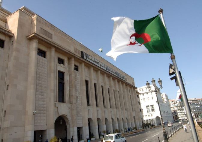 Législatives en Algérie : une très forte abstention, le FLN en tête, les islamiste en recul