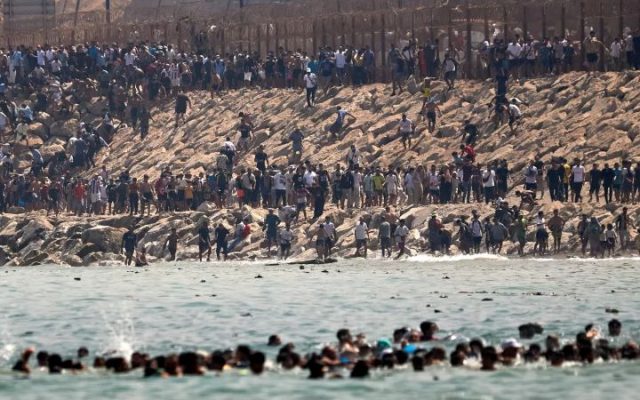 Crise des migrants marocains à Ceuta : la France va « renforcer sans attendre les contrôles à la frontière espagnole »
