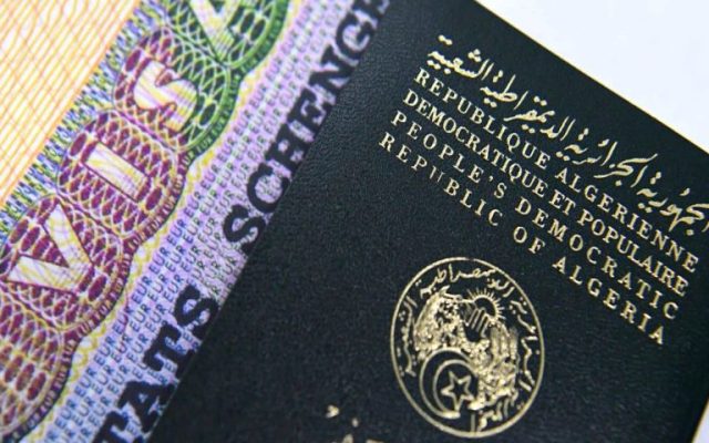Selon Emmanuel Macron : la France n’a « aucun objectif chiffré » et ne montre « aucun laxisme » sur les visas délivrés aux Algériens