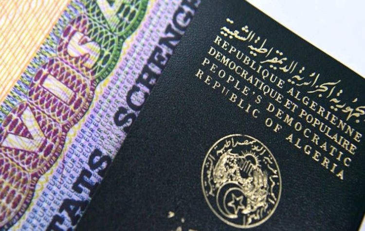 Selon Emmanuel Macron : la France n’a « aucun objectif chiffré » et ne montre « aucun laxisme » sur les visas délivrés aux Algériens