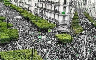 Algérie : Sept ans après le mouvement de protestation du Hirak, la répression continue sans relâche