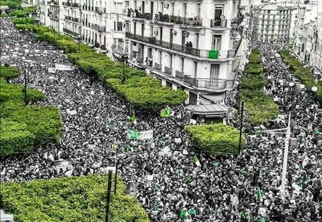 Algérie : Sept ans après le mouvement de protestation du Hirak, la répression continue sans relâche