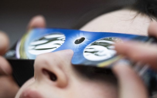 Éclipse solaire du 12 août : à quelle heure faut-il lever les yeux pour bien l&rsquo;observer dans votre ville ?