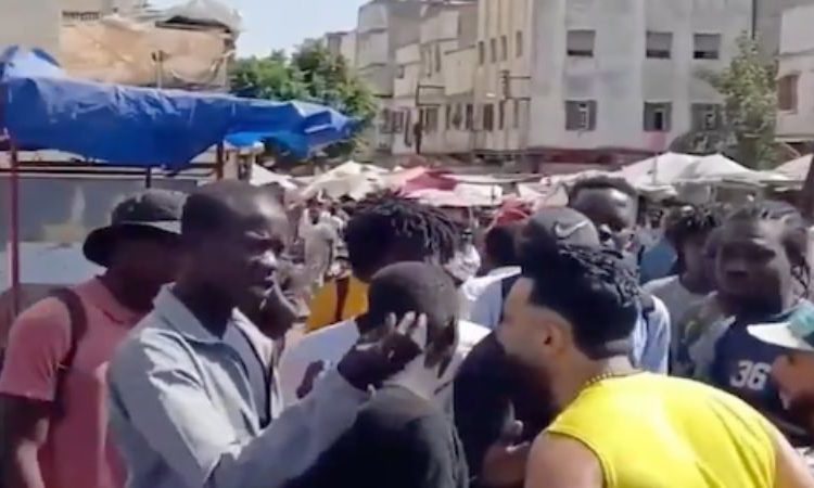 Des migrants subsahariens violemment chassés par des Marocains à coups de bâton d’un marché à Casablanca