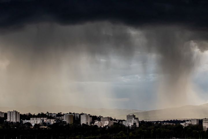 Des orages forts, de la grêle, de brusques rafales de vent et des pluies intenses annoncés pour demain