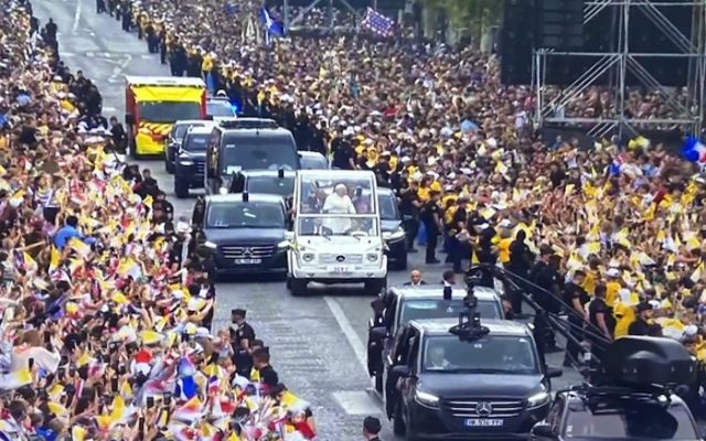 Visite du pape en France : fin de la messe géante devant 700 000 fidèles d’après le Vatican, Léon XIV va quitter Paris pour rejoindre Lourdes