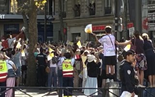 Le pape réunit 300 000 personnes dans les rues de Paris