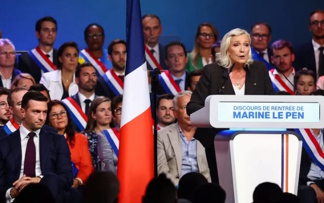Présidentielle 2027 : Marine Le Pen propose d’«abroger la loi SRU», qui impose 25% de logements sociaux