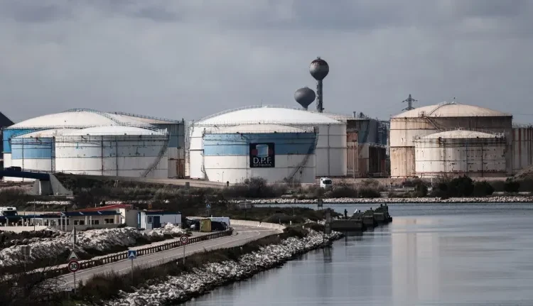 Un dépôt pétrolier bloqué à Fos-sur-Mer par des pêcheurs qui protestent contre la flambée des prix du carburant