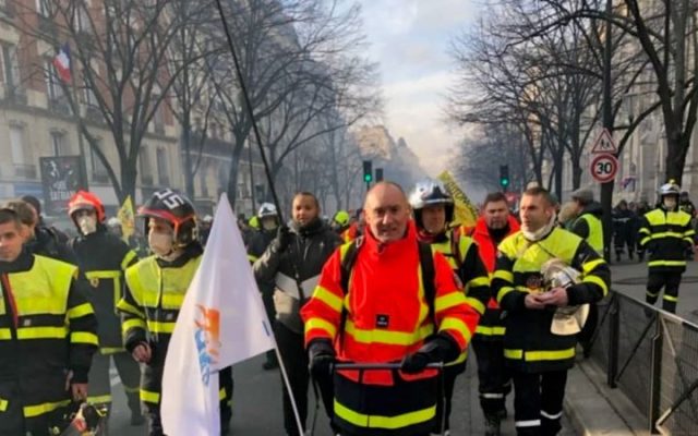 Ils étaient environ 8 000 : les pompiers manifestent à Paris pour « dénoncer l’état catastrophique de la sécurité civile »