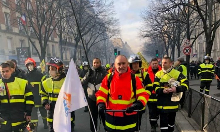 Ils étaient environ 8 000 : les pompiers manifestent à Paris pour « dénoncer l’état catastrophique de la sécurité civile »