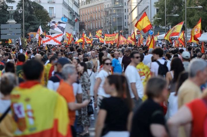 « Sánchez, démission » : l’Espagne descend dans la rue pour Ceuta
