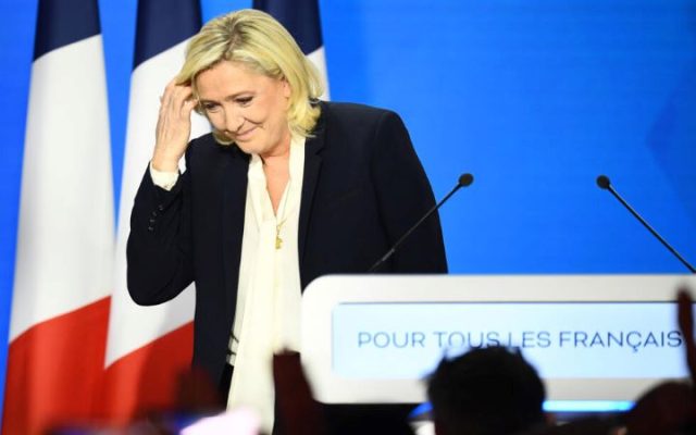 Proposition d&rsquo;interdiction totale du voile : quand le RN tend la perche à ses adversaires et… aux islamistes