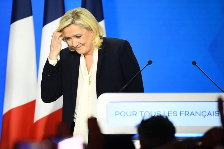 Proposition d’interdiction totale du voile : quand le RN tend la perche à ses adversaires et… aux islamistes