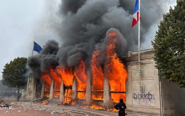 Les émeutes du 17 octobre : Au moins 1800 personnes ont été interpellées hier dans toute la France, 500 policiers et gendarmes blessés